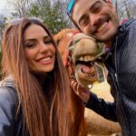 Cevahir Turan Instagram - Biz bugün cennete düştük sanki ❤️ İstanbul’un içinde Beykoz’da bir okulun bahçesi. Çeşit çeşit hayvanları sevdik 🥰. Öğrenciler bu hayvanlarla doğanın içinde ders yapıyor. Ve bu okul yıllık tonlarca para alıyor her bir öğrenciden. Aslında çok uzak değil, Anadolu’nun hangi köy okuluna gitsen bulabileceğin bir ortam ama İstanbul’da lüks oluyor ☺️ En güzeli de Loya’nın ruhunu keşfetmesi oldu. Her an koşturdu. Küçükken en çok sevdiğim çizgifilmi, Heidi’yi gördüm kızımda 🥰 #istanbul #beykoz