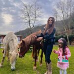 Cevahir Turan Instagram - Biz bugün cennete düştük sanki ❤️ İstanbul’un içinde Beykoz’da bir okulun bahçesi. Çeşit çeşit hayvanları sevdik 🥰. Öğrenciler bu hayvanlarla doğanın içinde ders yapıyor. Ve bu okul yıllık tonlarca para alıyor her bir öğrenciden. Aslında çok uzak değil, Anadolu’nun hangi köy okuluna gitsen bulabileceğin bir ortam ama İstanbul’da lüks oluyor ☺️ En güzeli de Loya’nın ruhunu keşfetmesi oldu. Her an koşturdu. Küçükken en çok sevdiğim çizgifilmi, Heidi’yi gördüm kızımda 🥰 #istanbul #beykoz