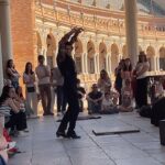Cevahir Turan Instagram - Endülüs tatili planlayanlar için, Seville’ye bir gün yetmez. Mutlaka iki gününüzü ayırın. Çok güzel, kültür ve tarih kokan bir şehir. Ayrıca İspanyol kızlarına bayıldım. Çok güzellermiş 🥰 Şansımıza Feria karnavalına denk geldik bilmeden. Endülüs’ün meşhur kostüm ve kültür karnavalı. Sokaklarda herkes Flamenco kıyafetleriyle, kadınlar çok şık, erkekler de takım elbiseyle gece 12’yi karnavalın açılışını bekliyorlardı. Bütün hafta Sevilla Flamenco karnaval havasında olacak ☺️ Daha önce burada Araplar yaşadığı için de her bir köşesinde Arap mimarisini de görmek mümkün. ☺️ #sevilla #spain🇪🇸