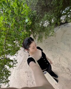 Cha Hee Instagram - 내 인생 첫 혼여행 물론 길리섬 가서는 친구를 만났지만 😉 우기때 가서 하루종일 비가 왔음. (근데 어차피 쉬면서 일하러 간거라 날씨는 상관없었음) 마지막날 페리를 타고 공항을 가는데 배가 거의 쓰러지기 직전까지 흔들리고, 배보다 파도가 더 높게 올라오면서 배가 뒤집힐랑말랑 하는데 극에 달하는 공포를 경험했다..창문 깨지는 소리 들리고 배 위에서 물 떨어지고... 애들은 악지르고 울고 사람들은 다 구명조끼 꺼내입고.. 혼돈의 카오스... 갑자기 숨이 안쉬어지면서 공황발작 와서 발가락부터 손가락이 다 오글아들고 안면마비 오면서..눈이랑 입이 경련이 일어나믄서.. 온몸이 돌처럼 굳어서 기절..눈물 콧물 침 다 흘리며 (마음속으로 아...이렇게 죽는구나..... 가족들 안녕..... 이랬음) 거의 진짜 죽음을 코앞까지 경험했다....진심.......옆에서 한시간 반 넘게 식은땀 뚝 뚝 흘리면서 나 숨쉬게 해주고 케어해준 생명의은인 성민아.... 증말 고맙다...... 너 아니였으면 진짜.... 난 이세상에있을가..... 아 쓰다보니 또 생각나서 심장 뛰고 눈물날라하뮤.............. 암튼 결론은 고마워 성만이.........이은혜 잊지않을게....... 암튼 이런일이 있었다요...이런일도 있다요... 끝.... 아. 발작온 그 와중에 .. 손 살짝 움직일 수 있을때 나시 사이로 튀어나온 내 뱃살 먼저 가린거 내자신한테 너무 킹받았다... 아 그냥 내 뱃살까지 사랑할래 ㅠ 소중한 내인생 ㅠ 마지막 내 밥이랑 뱃살 사진 첨부 ㅠ 몰라 내맘 ㅜ 흐엉