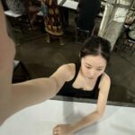 Cha Hee Instagram - 내 인생 첫 혼여행 물론 길리섬 가서는 친구를 만났지만 😉 우기때 가서 하루종일 비가 왔음. (근데 어차피 쉬면서 일하러 간거라 날씨는 상관없었음) 마지막날 페리를 타고 공항을 가는데 배가 거의 쓰러지기 직전까지 흔들리고, 배보다 파도가 더 높게 올라오면서 배가 뒤집힐랑말랑 하는데 극에 달하는 공포를 경험했다..창문 깨지는 소리 들리고 배 위에서 물 떨어지고... 애들은 악지르고 울고 사람들은 다 구명조끼 꺼내입고.. 혼돈의 카오스... 갑자기 숨이 안쉬어지면서 공황발작 와서 발가락부터 손가락이 다 오글아들고 안면마비 오면서..눈이랑 입이 경련이 일어나믄서.. 온몸이 돌처럼 굳어서 기절..눈물 콧물 침 다 흘리며 (마음속으로 아...이렇게 죽는구나..... 가족들 안녕..... 이랬음) 거의 진짜 죽음을 코앞까지 경험했다....진심.......옆에서 한시간 반 넘게 식은땀 뚝 뚝 흘리면서 나 숨쉬게 해주고 케어해준 생명의은인 성민아.... 증말 고맙다...... 너 아니였으면 진짜.... 난 이세상에있을가..... 아 쓰다보니 또 생각나서 심장 뛰고 눈물날라하뮤.............. 암튼 결론은 고마워 성만이.........이은혜 잊지않을게....... 암튼 이런일이 있었다요...이런일도 있다요... 끝.... 아. 발작온 그 와중에 .. 손 살짝 움직일 수 있을때 나시 사이로 튀어나온 내 뱃살 먼저 가린거 내자신한테 너무 킹받았다... 아 그냥 내 뱃살까지 사랑할래 ㅠ 소중한 내인생 ㅠ 마지막 내 밥이랑 뱃살 사진 첨부 ㅠ 몰라 내맘 ㅜ 흐엉