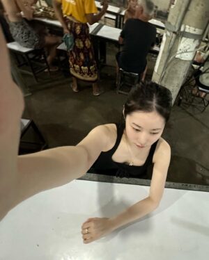 Cha Hee Instagram - 내 인생 첫 혼여행
물론 길리섬 가서는 친구를 만났지만 😉
우기때 가서 하루종일 비가 왔음. (근데 어차피 쉬면서 일하러 간거라 날씨는 상관없었음) 
마지막날 페리를 타고 공항을 가는데 배가 거의 쓰러지기 직전까지 흔들리고, 배보다 파도가 더 높게 올라오면서 배가 뒤집힐랑말랑 하는데 극에 달하는 공포를 경험했다..창문 깨지는 소리 들리고 배 위에서 물 떨어지고... 애들은 악지르고 울고 사람들은 다 구명조끼 꺼내입고.. 혼돈의 카오스... 갑자기 숨이 안쉬어지면서 공황발작 와서 발가락부터 손가락이 다 오글아들고 안면마비 오면서..눈이랑 입이 경련이 일어나믄서.. 온몸이 돌처럼 굳어서 기절..눈물 콧물 침 다 흘리며 (마음속으로 아...이렇게 죽는구나..... 가족들 안녕..... 이랬음) 거의 진짜 죽음을 코앞까지 경험했다....진심.......옆에서 한시간 반 넘게 식은땀 뚝 뚝 흘리면서 나 숨쉬게 해주고 케어해준 생명의은인 성민아.... 증말 고맙다...... 
너 아니였으면 진짜.... 난 이세상에있을가.....
아 쓰다보니 또 생각나서 심장 뛰고 눈물날라하뮤..............
암튼 결론은 고마워 성만이.........이은혜 잊지않을게.......

암튼 이런일이 있었다요...이런일도 있다요...

끝....

아. 발작온 그 와중에 .. 손 살짝 움직일 수 있을때 나시 사이로 튀어나온 내 뱃살 먼저 가린거 내자신한테 너무 킹받았다...

아 그냥 내 뱃살까지 사랑할래 ㅠ 소중한 내인생 ㅠ 
마지막 내 밥이랑 뱃살 사진 첨부 ㅠ 몰라 내맘 ㅜ 흐엉