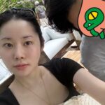 Cha Hee Instagram - 내 인생 첫 혼여행 물론 길리섬 가서는 친구를 만났지만 😉 우기때 가서 하루종일 비가 왔음. (근데 어차피 쉬면서 일하러 간거라 날씨는 상관없었음) 마지막날 페리를 타고 공항을 가는데 배가 거의 쓰러지기 직전까지 흔들리고, 배보다 파도가 더 높게 올라오면서 배가 뒤집힐랑말랑 하는데 극에 달하는 공포를 경험했다..창문 깨지는 소리 들리고 배 위에서 물 떨어지고... 애들은 악지르고 울고 사람들은 다 구명조끼 꺼내입고.. 혼돈의 카오스... 갑자기 숨이 안쉬어지면서 공황발작 와서 발가락부터 손가락이 다 오글아들고 안면마비 오면서..눈이랑 입이 경련이 일어나믄서.. 온몸이 돌처럼 굳어서 기절..눈물 콧물 침 다 흘리며 (마음속으로 아...이렇게 죽는구나..... 가족들 안녕..... 이랬음) 거의 진짜 죽음을 코앞까지 경험했다....진심.......옆에서 한시간 반 넘게 식은땀 뚝 뚝 흘리면서 나 숨쉬게 해주고 케어해준 생명의은인 성민아.... 증말 고맙다...... 너 아니였으면 진짜.... 난 이세상에있을가..... 아 쓰다보니 또 생각나서 심장 뛰고 눈물날라하뮤.............. 암튼 결론은 고마워 성만이.........이은혜 잊지않을게....... 암튼 이런일이 있었다요...이런일도 있다요... 끝.... 아. 발작온 그 와중에 .. 손 살짝 움직일 수 있을때 나시 사이로 튀어나온 내 뱃살 먼저 가린거 내자신한테 너무 킹받았다... 아 그냥 내 뱃살까지 사랑할래 ㅠ 소중한 내인생 ㅠ 마지막 내 밥이랑 뱃살 사진 첨부 ㅠ 몰라 내맘 ㅜ 흐엉