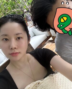 Cha Hee Instagram - 내 인생 첫 혼여행
물론 길리섬 가서는 친구를 만났지만 😉
우기때 가서 하루종일 비가 왔음. (근데 어차피 쉬면서 일하러 간거라 날씨는 상관없었음) 
마지막날 페리를 타고 공항을 가는데 배가 거의 쓰러지기 직전까지 흔들리고, 배보다 파도가 더 높게 올라오면서 배가 뒤집힐랑말랑 하는데 극에 달하는 공포를 경험했다..창문 깨지는 소리 들리고 배 위에서 물 떨어지고... 애들은 악지르고 울고 사람들은 다 구명조끼 꺼내입고.. 혼돈의 카오스... 갑자기 숨이 안쉬어지면서 공황발작 와서 발가락부터 손가락이 다 오글아들고 안면마비 오면서..눈이랑 입이 경련이 일어나믄서.. 온몸이 돌처럼 굳어서 기절..눈물 콧물 침 다 흘리며 (마음속으로 아...이렇게 죽는구나..... 가족들 안녕..... 이랬음) 거의 진짜 죽음을 코앞까지 경험했다....진심.......옆에서 한시간 반 넘게 식은땀 뚝 뚝 흘리면서 나 숨쉬게 해주고 케어해준 생명의은인 성민아.... 증말 고맙다...... 
너 아니였으면 진짜.... 난 이세상에있을가.....
아 쓰다보니 또 생각나서 심장 뛰고 눈물날라하뮤..............
암튼 결론은 고마워 성만이.........이은혜 잊지않을게.......

암튼 이런일이 있었다요...이런일도 있다요...

끝....

아. 발작온 그 와중에 .. 손 살짝 움직일 수 있을때 나시 사이로 튀어나온 내 뱃살 먼저 가린거 내자신한테 너무 킹받았다...

아 그냥 내 뱃살까지 사랑할래 ㅠ 소중한 내인생 ㅠ 
마지막 내 밥이랑 뱃살 사진 첨부 ㅠ 몰라 내맘 ㅜ 흐엉