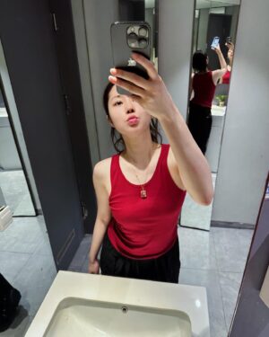 Cha Hee Instagram - 내 인생 첫 혼여행
물론 길리섬 가서는 친구를 만났지만 😉
우기때 가서 하루종일 비가 왔음. (근데 어차피 쉬면서 일하러 간거라 날씨는 상관없었음) 
마지막날 페리를 타고 공항을 가는데 배가 거의 쓰러지기 직전까지 흔들리고, 배보다 파도가 더 높게 올라오면서 배가 뒤집힐랑말랑 하는데 극에 달하는 공포를 경험했다..창문 깨지는 소리 들리고 배 위에서 물 떨어지고... 애들은 악지르고 울고 사람들은 다 구명조끼 꺼내입고.. 혼돈의 카오스... 갑자기 숨이 안쉬어지면서 공황발작 와서 발가락부터 손가락이 다 오글아들고 안면마비 오면서..눈이랑 입이 경련이 일어나믄서.. 온몸이 돌처럼 굳어서 기절..눈물 콧물 침 다 흘리며 (마음속으로 아...이렇게 죽는구나..... 가족들 안녕..... 이랬음) 거의 진짜 죽음을 코앞까지 경험했다....진심.......옆에서 한시간 반 넘게 식은땀 뚝 뚝 흘리면서 나 숨쉬게 해주고 케어해준 생명의은인 성민아.... 증말 고맙다...... 
너 아니였으면 진짜.... 난 이세상에있을가.....
아 쓰다보니 또 생각나서 심장 뛰고 눈물날라하뮤..............
암튼 결론은 고마워 성만이.........이은혜 잊지않을게.......

암튼 이런일이 있었다요...이런일도 있다요...

끝....

아. 발작온 그 와중에 .. 손 살짝 움직일 수 있을때 나시 사이로 튀어나온 내 뱃살 먼저 가린거 내자신한테 너무 킹받았다...

아 그냥 내 뱃살까지 사랑할래 ㅠ 소중한 내인생 ㅠ 
마지막 내 밥이랑 뱃살 사진 첨부 ㅠ 몰라 내맘 ㅜ 흐엉