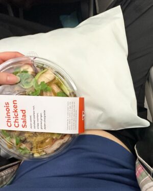 Cha Hee Instagram - 내 인생 첫 혼여행
물론 길리섬 가서는 친구를 만났지만 😉
우기때 가서 하루종일 비가 왔음. (근데 어차피 쉬면서 일하러 간거라 날씨는 상관없었음) 
마지막날 페리를 타고 공항을 가는데 배가 거의 쓰러지기 직전까지 흔들리고, 배보다 파도가 더 높게 올라오면서 배가 뒤집힐랑말랑 하는데 극에 달하는 공포를 경험했다..창문 깨지는 소리 들리고 배 위에서 물 떨어지고... 애들은 악지르고 울고 사람들은 다 구명조끼 꺼내입고.. 혼돈의 카오스... 갑자기 숨이 안쉬어지면서 공황발작 와서 발가락부터 손가락이 다 오글아들고 안면마비 오면서..눈이랑 입이 경련이 일어나믄서.. 온몸이 돌처럼 굳어서 기절..눈물 콧물 침 다 흘리며 (마음속으로 아...이렇게 죽는구나..... 가족들 안녕..... 이랬음) 거의 진짜 죽음을 코앞까지 경험했다....진심.......옆에서 한시간 반 넘게 식은땀 뚝 뚝 흘리면서 나 숨쉬게 해주고 케어해준 생명의은인 성민아.... 증말 고맙다...... 
너 아니였으면 진짜.... 난 이세상에있을가.....
아 쓰다보니 또 생각나서 심장 뛰고 눈물날라하뮤..............
암튼 결론은 고마워 성만이.........이은혜 잊지않을게.......

암튼 이런일이 있었다요...이런일도 있다요...

끝....

아. 발작온 그 와중에 .. 손 살짝 움직일 수 있을때 나시 사이로 튀어나온 내 뱃살 먼저 가린거 내자신한테 너무 킹받았다...

아 그냥 내 뱃살까지 사랑할래 ㅠ 소중한 내인생 ㅠ 
마지막 내 밥이랑 뱃살 사진 첨부 ㅠ 몰라 내맘 ㅜ 흐엉