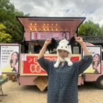 Cha Joo-young Instagram - 비비랩에서 이 멀리 하동까지 커피차 보내주셨어요 우리 현장 스텝분들 선물 패키지까지 전부..🩷 촬영장에서 다 같이 핑크 했어? 핑크 했어! 콜라겐 에이드 마시고 충전 가득 열심히 촬영하고 있습니다 😍 원경 팀 전체 컨디션까지 신경 써주신 비비랩 너무너무 고마워요 덕분에 너무 든든해! 모두 비비랩 하세요!!! @bblab_official #비비랩 feat. 꾸꾸들이 머리 가리라고 건네준 기요미 모자와 함께..ㅎ 어때?ㅋ..꼬마오 😘🫶🏻