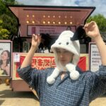 Cha Joo-young Instagram - 비비랩에서 이 멀리 하동까지 커피차 보내주셨어요 우리 현장 스텝분들 선물 패키지까지 전부..🩷 촬영장에서 다 같이 핑크 했어? 핑크 했어! 콜라겐 에이드 마시고 충전 가득 열심히 촬영하고 있습니다 😍 원경 팀 전체 컨디션까지 신경 써주신 비비랩 너무너무 고마워요 덕분에 너무 든든해! 모두 비비랩 하세요!!! @bblab_official #비비랩 feat. 꾸꾸들이 머리 가리라고 건네준 기요미 모자와 함께..ㅎ 어때?ㅋ..꼬마오 😘🫶🏻