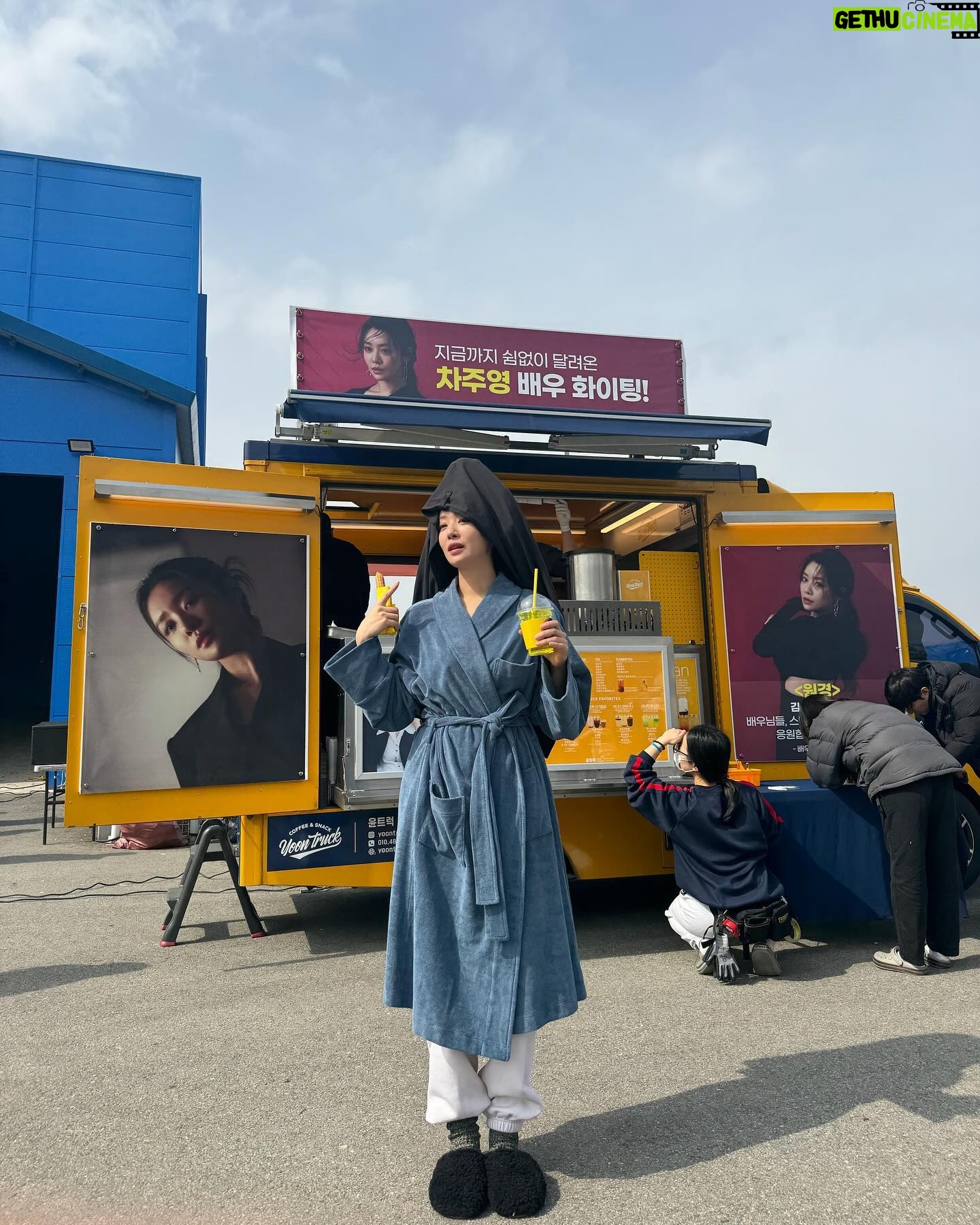 Cha Joo-young Instagram - 시원오빠 감사합니다🙇🏻♀️ cool시원~땡큐쏘머치 오빠 넘 고마워! #원경 감독님과 함께 팀 모두 잘 먹고 잘 마셨더요 🥨🍵💪🏻 왠지 마음이 어려운 날 덕분에 충전 잘해서 오늘도 무사히 마칩니다 thank youuu! @siwonchoi