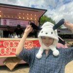 Cha Joo-young Instagram - 비비랩에서 이 멀리 하동까지 커피차 보내주셨어요 우리 현장 스텝분들 선물 패키지까지 전부..🩷 촬영장에서 다 같이 핑크 했어? 핑크 했어! 콜라겐 에이드 마시고 충전 가득 열심히 촬영하고 있습니다 😍 원경 팀 전체 컨디션까지 신경 써주신 비비랩 너무너무 고마워요 덕분에 너무 든든해! 모두 비비랩 하세요!!! @bblab_official #비비랩 feat. 꾸꾸들이 머리 가리라고 건네준 기요미 모자와 함께..ㅎ 어때?ㅋ..꼬마오 😘🫶🏻