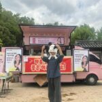 Cha Joo-young Instagram - 비비랩에서 이 멀리 하동까지 커피차 보내주셨어요 우리 현장 스텝분들 선물 패키지까지 전부..🩷 촬영장에서 다 같이 핑크 했어? 핑크 했어! 콜라겐 에이드 마시고 충전 가득 열심히 촬영하고 있습니다 😍 원경 팀 전체 컨디션까지 신경 써주신 비비랩 너무너무 고마워요 덕분에 너무 든든해! 모두 비비랩 하세요!!! @bblab_official #비비랩 feat. 꾸꾸들이 머리 가리라고 건네준 기요미 모자와 함께..ㅎ 어때?ㅋ..꼬마오 😘🫶🏻