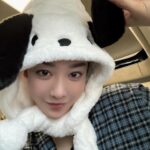 Cha Joo-young Instagram - 비비랩에서 이 멀리 하동까지 커피차 보내주셨어요 우리 현장 스텝분들 선물 패키지까지 전부..🩷 촬영장에서 다 같이 핑크 했어? 핑크 했어! 콜라겐 에이드 마시고 충전 가득 열심히 촬영하고 있습니다 😍 원경 팀 전체 컨디션까지 신경 써주신 비비랩 너무너무 고마워요 덕분에 너무 든든해! 모두 비비랩 하세요!!! @bblab_official #비비랩 feat. 꾸꾸들이 머리 가리라고 건네준 기요미 모자와 함께..ㅎ 어때?ㅋ..꼬마오 😘🫶🏻