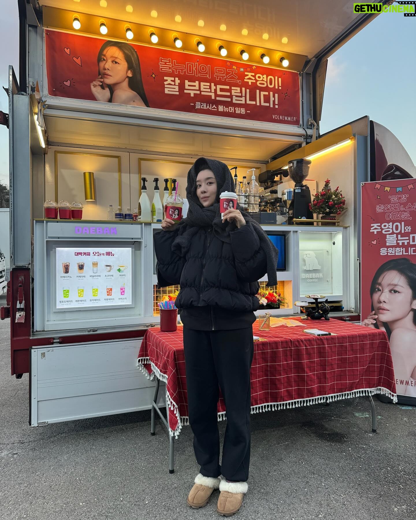 Cha Joo-young Instagram - ❤️🔥❤️🔥❤️🔥 볼뉴머 사랑해요 감사해요 추운 날 따뜻한 커피에 모두 촬영장에서 넘 든든하게 힘이 나요 🥰 고맙습니다 클래시스 볼뉴머! 모델이라 행복해 짜릿해 최고야!❤️🔥 @classys_kr @volnewmer.kr #원경