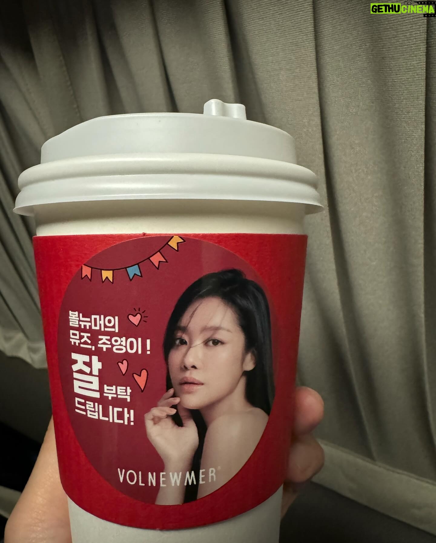 Cha Joo-young Instagram - ❤️🔥❤️🔥❤️🔥 볼뉴머 사랑해요 감사해요 추운 날 따뜻한 커피에 모두 촬영장에서 넘 든든하게 힘이 나요 🥰 고맙습니다 클래시스 볼뉴머! 모델이라 행복해 짜릿해 최고야!❤️🔥 @classys_kr @volnewmer.kr #원경