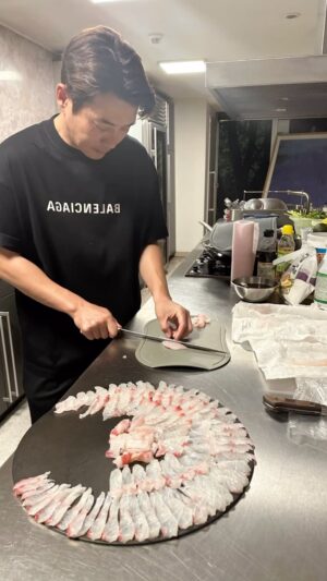 Cha Ye-ryun Instagram - 주서방님이 직접 잡아 손질까지 다하고
회도 뜨고 돌돔찜 에 매운탕  튀김까지 🐟🐟🐟
온가족 모여 돌돔파티 했어요 💖💕
주서방님 최고 를 외치며 모두 모여 
돌돔 파티💕
@uks0718_  주서방님 최고
@hino2033  노고문님 생일 기념 돌돔파티 😍
사랑하는 @katekitchen_personal  언니집 에서💕💕