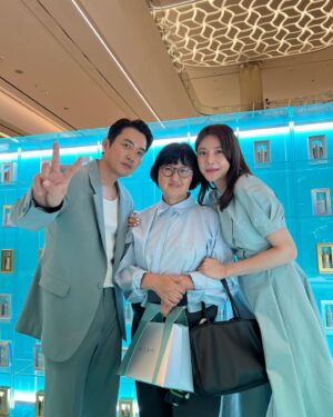 Cha Ye-ryun Instagram - @rejuran.cos.official  리쥬란 코스메틱 첫 팝업 💚
날씨도 너무 좋은 오늘 저희 부부 백화점 나들이 
다녀왔어요 🌿
잠실 롯데월드몰 1층 에서 5월6일 까지 해요~~
너무 좋은 리쥬란 화장품 많은 분들 써보시라고
많은 이벤트 준비 하셨다고 하니~많이 많이 찾아 와주세요💖💖
@pharmaresearch_official 
@rejuran.official 
#리쥬란
#리쥬란코스메틱
