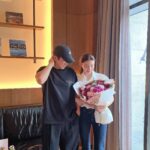 Cha Ye-ryun Instagram - 7년전 오늘 5월25일 💕 저희가 결혼한지 벌써 7주년 이래요👰‍♀️🤵‍♂️ 제가 제일 좋아하는 꽃 작약 매년 5월25일에 잊지않고 준비해주는 츤데레 남편 @uks0718_ 고맙고 사랑해요 💕💖 아난티강남 에서 르페르소나 @lepersona_official 와 함께 7주년 기념 💕 @u.ji.in 우리 뉴진스가 선물해준 항아리 케이크 너무 귀여워 💕고마워