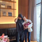 Cha Ye-ryun Instagram - 7년전 오늘 5월25일 💕 저희가 결혼한지 벌써 7주년 이래요👰‍♀️🤵‍♂️ 제가 제일 좋아하는 꽃 작약 매년 5월25일에 잊지않고 준비해주는 츤데레 남편 @uks0718_ 고맙고 사랑해요 💕💖 아난티강남 에서 르페르소나 @lepersona_official 와 함께 7주년 기념 💕 @u.ji.in 우리 뉴진스가 선물해준 항아리 케이크 너무 귀여워 💕고마워