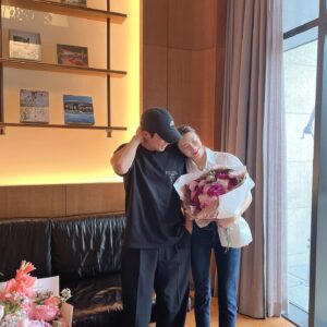 Cha Ye-ryun Instagram - 7년전 오늘 5월25일 💕
저희가 결혼한지 벌써 7주년 이래요👰‍♀️🤵‍♂️
제가 제일 좋아하는 꽃 작약 매년 5월25일에
잊지않고 준비해주는 츤데레 남편 @uks0718_ 
고맙고 사랑해요 💕💖

아난티강남 에서 르페르소나 @lepersona_official 
와 함께 7주년 기념 💕
@u.ji.in  우리 뉴진스가 선물해준 항아리 케이크
너무 귀여워 💕고마워