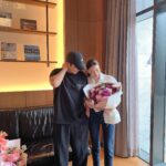 Cha Ye-ryun Instagram - 7년전 오늘 5월25일 💕 저희가 결혼한지 벌써 7주년 이래요👰‍♀️🤵‍♂️ 제가 제일 좋아하는 꽃 작약 매년 5월25일에 잊지않고 준비해주는 츤데레 남편 @uks0718_ 고맙고 사랑해요 💕💖 아난티강남 에서 르페르소나 @lepersona_official 와 함께 7주년 기념 💕 @u.ji.in 우리 뉴진스가 선물해준 항아리 케이크 너무 귀여워 💕고마워