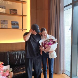 Cha Ye-ryun Instagram - 7년전 오늘 5월25일 💕
저희가 결혼한지 벌써 7주년 이래요👰‍♀️🤵‍♂️
제가 제일 좋아하는 꽃 작약 매년 5월25일에
잊지않고 준비해주는 츤데레 남편 @uks0718_ 
고맙고 사랑해요 💕💖

아난티강남 에서 르페르소나 @lepersona_official 
와 함께 7주년 기념 💕
@u.ji.in  우리 뉴진스가 선물해준 항아리 케이크
너무 귀여워 💕고마워