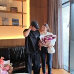 Cha Ye-ryun Instagram - 7년전 오늘 5월25일 💕 저희가 결혼한지 벌써 7주년 이래요👰‍♀️🤵‍♂️ 제가 제일 좋아하는 꽃 작약 매년 5월25일에 잊지않고 준비해주는 츤데레 남편 @uks0718_ 고맙고 사랑해요 💕💖 아난티강남 에서 르페르소나 @lepersona_official 와 함께 7주년 기념 💕 @u.ji.in 우리 뉴진스가 선물해준 항아리 케이크 너무 귀여워 💕고마워