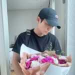 Cha Ye-ryun Instagram - 7년전 오늘 5월25일 💕 저희가 결혼한지 벌써 7주년 이래요👰‍♀️🤵‍♂️ 제가 제일 좋아하는 꽃 작약 매년 5월25일에 잊지않고 준비해주는 츤데레 남편 @uks0718_ 고맙고 사랑해요 💕💖 아난티강남 에서 르페르소나 @lepersona_official 와 함께 7주년 기념 💕 @u.ji.in 우리 뉴진스가 선물해준 항아리 케이크 너무 귀여워 💕고마워