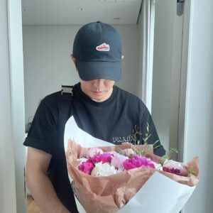 Cha Ye-ryun Instagram - 7년전 오늘 5월25일 💕
저희가 결혼한지 벌써 7주년 이래요👰‍♀️🤵‍♂️
제가 제일 좋아하는 꽃 작약 매년 5월25일에
잊지않고 준비해주는 츤데레 남편 @uks0718_ 
고맙고 사랑해요 💕💖

아난티강남 에서 르페르소나 @lepersona_official 
와 함께 7주년 기념 💕
@u.ji.in  우리 뉴진스가 선물해준 항아리 케이크
너무 귀여워 💕고마워