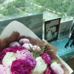 Cha Ye-ryun Instagram - 7년전 오늘 5월25일 💕 저희가 결혼한지 벌써 7주년 이래요👰‍♀️🤵‍♂️ 제가 제일 좋아하는 꽃 작약 매년 5월25일에 잊지않고 준비해주는 츤데레 남편 @uks0718_ 고맙고 사랑해요 💕💖 아난티강남 에서 르페르소나 @lepersona_official 와 함께 7주년 기념 💕 @u.ji.in 우리 뉴진스가 선물해준 항아리 케이크 너무 귀여워 💕고마워