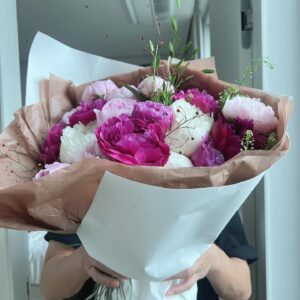 Cha Ye-ryun Instagram - 7년전 오늘 5월25일 💕
저희가 결혼한지 벌써 7주년 이래요👰‍♀️🤵‍♂️
제가 제일 좋아하는 꽃 작약 매년 5월25일에
잊지않고 준비해주는 츤데레 남편 @uks0718_ 
고맙고 사랑해요 💕💖

아난티강남 에서 르페르소나 @lepersona_official 
와 함께 7주년 기념 💕
@u.ji.in  우리 뉴진스가 선물해준 항아리 케이크
너무 귀여워 💕고마워