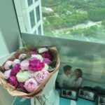Cha Ye-ryun Instagram - 7년전 오늘 5월25일 💕 저희가 결혼한지 벌써 7주년 이래요👰‍♀️🤵‍♂️ 제가 제일 좋아하는 꽃 작약 매년 5월25일에 잊지않고 준비해주는 츤데레 남편 @uks0718_ 고맙고 사랑해요 💕💖 아난티강남 에서 르페르소나 @lepersona_official 와 함께 7주년 기념 💕 @u.ji.in 우리 뉴진스가 선물해준 항아리 케이크 너무 귀여워 💕고마워