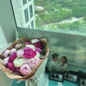 Cha Ye-ryun Instagram - 7년전 오늘 5월25일 💕
저희가 결혼한지 벌써 7주년 이래요👰‍♀️🤵‍♂️
제가 제일 좋아하는 꽃 작약 매년 5월25일에
잊지않고 준비해주는 츤데레 남편 @uks0718_ 
고맙고 사랑해요 💕💖

아난티강남 에서 르페르소나 @lepersona_official 
와 함께 7주년 기념 💕
@u.ji.in  우리 뉴진스가 선물해준 항아리 케이크
너무 귀여워 💕고마워