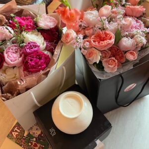 Cha Ye-ryun Instagram - 7년전 오늘 5월25일 💕
저희가 결혼한지 벌써 7주년 이래요👰‍♀️🤵‍♂️
제가 제일 좋아하는 꽃 작약 매년 5월25일에
잊지않고 준비해주는 츤데레 남편 @uks0718_ 
고맙고 사랑해요 💕💖

아난티강남 에서 르페르소나 @lepersona_official 
와 함께 7주년 기념 💕
@u.ji.in  우리 뉴진스가 선물해준 항아리 케이크
너무 귀여워 💕고마워