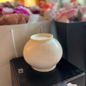 Cha Ye-ryun Instagram - 7년전 오늘 5월25일 💕
저희가 결혼한지 벌써 7주년 이래요👰‍♀️🤵‍♂️
제가 제일 좋아하는 꽃 작약 매년 5월25일에
잊지않고 준비해주는 츤데레 남편 @uks0718_ 
고맙고 사랑해요 💕💖

아난티강남 에서 르페르소나 @lepersona_official 
와 함께 7주년 기념 💕
@u.ji.in  우리 뉴진스가 선물해준 항아리 케이크
너무 귀여워 💕고마워