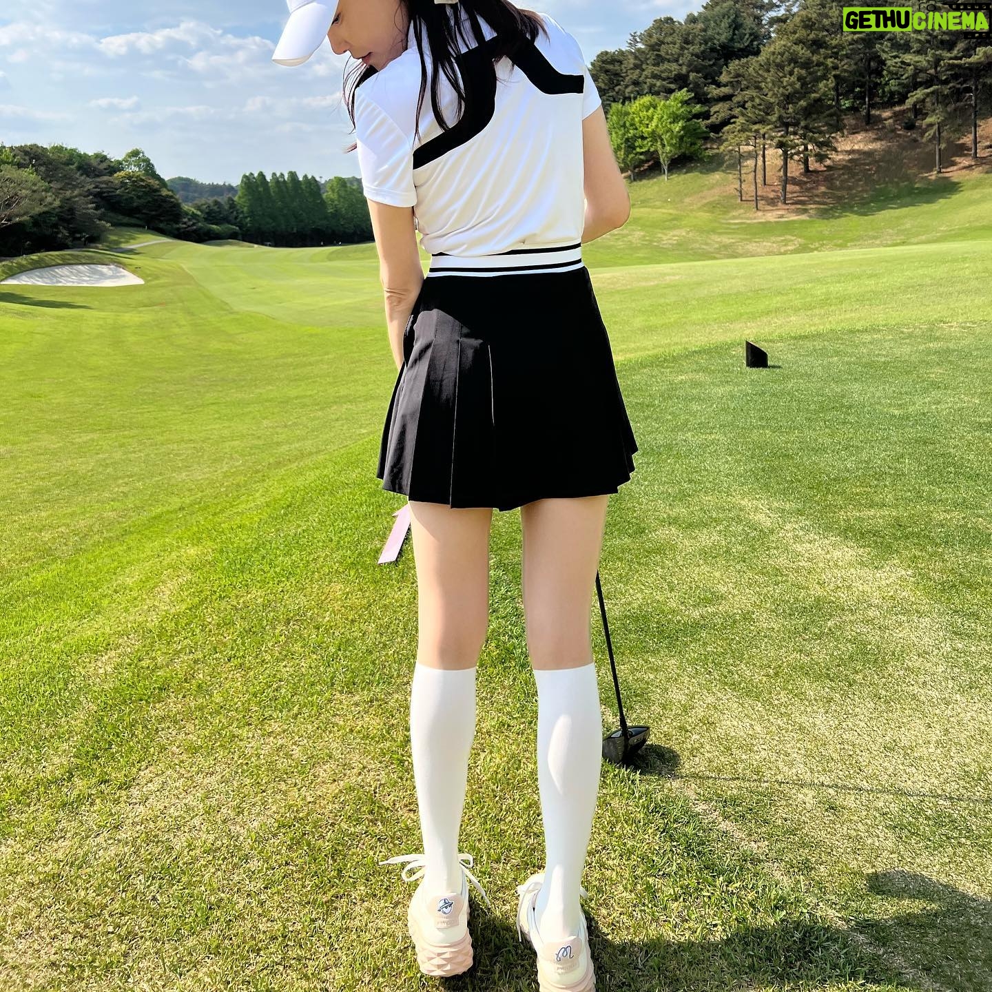 Cha Ye-ryun Instagram - 날씨가 다했네~ 내사랑 지산cc 우리 @stylist_boo 보람 이사님이랑 행복한 라운딩⛳️🏌️♀️ 골프복은 @jlindebergofficial #린드버그 골프화는 지미추&말본 골프화 중에 최고💕
