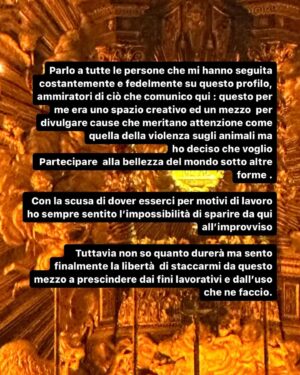 Chabeli Sastre González Instagram - Questo desiderio nasce dopo aver osservato quante volte i miei occhi in qualche istante di vita  non si sono posati su qualcosa che amo profondamente per guardare il telefono. Mi sono domandata se voglio nutrire ancora una bellezza che fa parte del sistema dell’apparire e dell’approvazione, e mi sono risposta che desidero coltivarne una più profonda in questo momento, che forse non lascia tracce visibili come l’altra ma ne lascerà invisibili.
Pochi giorni fa, probabilmente non per caso, ho condiviso un post che parlava dell’impermanenza dei social e del non affezionarci troppo a qualcosa che potrebbero levarci da un giorno all’altro.
Per coloro che mi chiedono se mi cancellerò, non lo so ma ora mi concedo il distacco. Magari tornerò con nuovi progetti.

Este deseo nació después de observar cuántas veces mis ojos en algunos momentos de la vida no se han detenido en algo que amo profundamente para mirar el teléfono. Me pregunté si todavía quiero nutrir una belleza que forma parte del sistema de apariencia y aprobación, y me respondí que quiero cultivar en este momento una más profunda, que tal vez no deje huellas visibles como la otra pero sí deja los invisibles. 
Hace unos días, probablemente no por casualidad, compartí un post que hablaba de la impermanencia de las redes sociales y de no apegarnos demasiado a algo que nos podría quitar de un día para otro.
Para los que me preguntan si cancelaré, no lo sé pero ahora me doy un respiro. Quizás vuelva con nuevos proyectos.