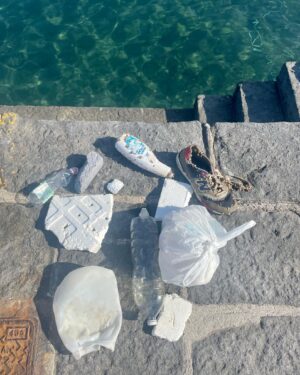 Chabeli Sastre González Instagram - Ogni volta che possiamo aiutiamo gli animaletti, e non solo ,da tutte quelle trappole inquinanti che sono nell’ambiente 
Che sia raccogliendo un sacchetto  di plastica dal suolo piuttosto che pulendo un’intera spiaggia non ha importanza 
È la coscienza del gesto che ha potere, è già il fatto di guardarsi intorno non dando per scontato che lo farà qualcun’altro al posto nostro. 
♥️🐙🐢🦉