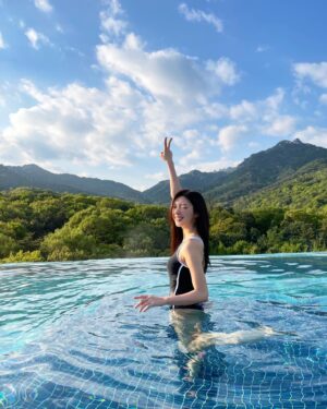 Chae Seo-jin Instagram - 잠은 못 자도 수영 🏊🏻‍♂️🩱🤿