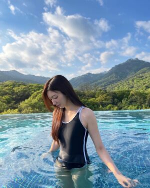 Chae Seo-jin Instagram - 잠은 못 자도 수영 🏊🏻‍♂️🩱🤿