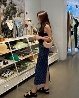 Chae Seo-jin Instagram - 미니 사이즈 가방에 빠질 것 같다 포인트 연출하기에 이렇게 좋다니😍

@amadee__official #아마디  #AMADEE #미니백 #오오티디