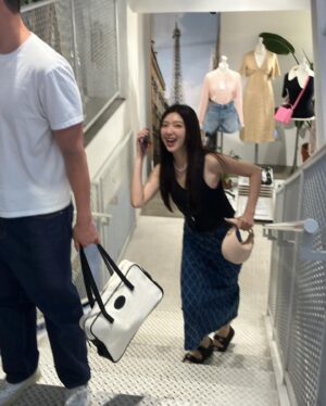 Chae Seo-jin Instagram - 미니 사이즈 가방에 빠질 것 같다 포인트 연출하기에 이렇게 좋다니😍

@amadee__official #아마디  #AMADEE #미니백 #오오티디