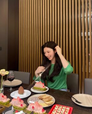 Chae Seo-jin Instagram - 내사랑들 많이 만나서 넘 행복해따
생일 축하해주신 모든 분들 감사해요❤️