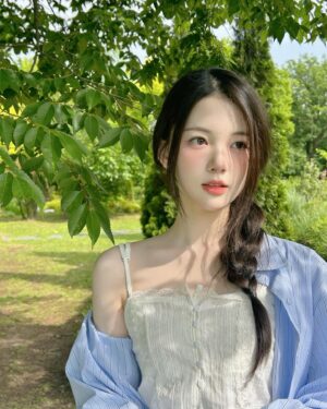Chae Soo-ah Instagram - ‎𓍢ִ໋🌷͙֒✧˚ ༘ ⋆｡˚♡
𝑴𝑼𝑫𝑬  𝑿  𝑺𝑼𝑨

🌱뮤드의 신제품과 함께 다녀온 피크닉🌱
은은한 코랄 메이크업 어떤가요˚♬̊ 
쿨톤도 소화 가능한 맑은 느낌의 메이크업!
제가 쓴 제품들은 사진에서 만나보실 수 있습니다

📍
5월 20일 𝑂𝑙𝑖𝑣𝑒𝑦𝑜𝑢𝑛𝑔에서 단독으로 선런칭
뮤드 기획전 상품 2만원 이상 구매 시
핑크 에이드 립 글로즈를 선물로🎀
최대 25%할인 프로모션은 𝟓/𝟐𝟎~𝟓/𝟑𝟎 동안 진행됩니다

#광고
 #mude #피크닉에디션 #스키니마스카라 #숄모먼트아이팔레트 #글라세립틴트