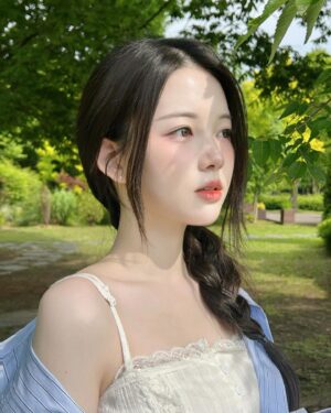 Chae Soo-ah Instagram - ‎𓍢ִ໋🌷͙֒✧˚ ༘ ⋆｡˚♡
𝑴𝑼𝑫𝑬  𝑿  𝑺𝑼𝑨

🌱뮤드의 신제품과 함께 다녀온 피크닉🌱
은은한 코랄 메이크업 어떤가요˚♬̊ 
쿨톤도 소화 가능한 맑은 느낌의 메이크업!
제가 쓴 제품들은 사진에서 만나보실 수 있습니다

📍
5월 20일 𝑂𝑙𝑖𝑣𝑒𝑦𝑜𝑢𝑛𝑔에서 단독으로 선런칭
뮤드 기획전 상품 2만원 이상 구매 시
핑크 에이드 립 글로즈를 선물로🎀
최대 25%할인 프로모션은 𝟓/𝟐𝟎~𝟓/𝟑𝟎 동안 진행됩니다

#광고
 #mude #피크닉에디션 #스키니마스카라 #숄모먼트아이팔레트 #글라세립틴트