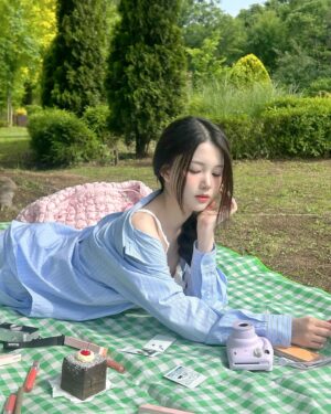 Chae Soo-ah Instagram - ‎𓍢ִ໋🌷͙֒✧˚ ༘ ⋆｡˚♡
𝑴𝑼𝑫𝑬  𝑿  𝑺𝑼𝑨

🌱뮤드의 신제품과 함께 다녀온 피크닉🌱
은은한 코랄 메이크업 어떤가요˚♬̊ 
쿨톤도 소화 가능한 맑은 느낌의 메이크업!
제가 쓴 제품들은 사진에서 만나보실 수 있습니다

📍
5월 20일 𝑂𝑙𝑖𝑣𝑒𝑦𝑜𝑢𝑛𝑔에서 단독으로 선런칭
뮤드 기획전 상품 2만원 이상 구매 시
핑크 에이드 립 글로즈를 선물로🎀
최대 25%할인 프로모션은 𝟓/𝟐𝟎~𝟓/𝟑𝟎 동안 진행됩니다

#광고
 #mude #피크닉에디션 #스키니마스카라 #숄모먼트아이팔레트 #글라세립틴트