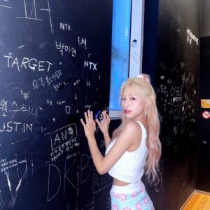 Chaewon Instagram - 오늘 너무 고마워용 사랑해에ㅔㅔ😉
#김채원 #TOMORROW #엠카 🌸