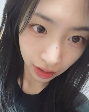 Chaewon Instagram - 까망이🖤