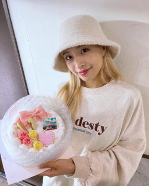 Chaewon Instagram - 생일 축하해 주셔서 감사합니다🙏
#Happy_Chaeni_Day 🌼