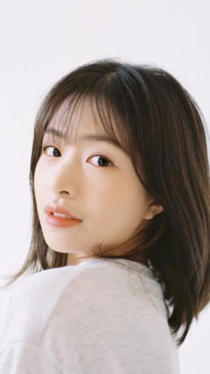 Chaewon Instagram - 3초만 뺏을게용💚☘️🙇🏻‍♀️