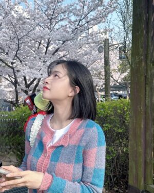 Chaewon Instagram - 다시 봄, 4월🌸

Photo by @y__s._.s__